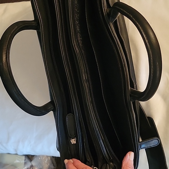 Beautiful large Multi compartment computer and briefcase - Picture 2 of 3